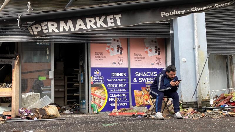 Krawalle in Nordirland - Tausende demonstrieren gegen Rechts Zum Ziel von Angriffen wurden unter anderem Geschäfte der muslimischen Minderheit. (Archivbild)