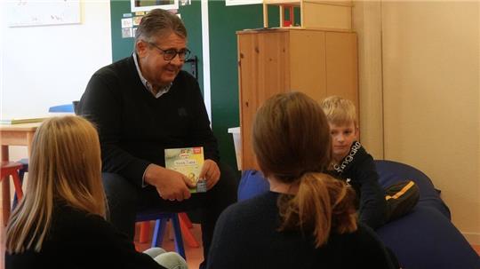 Zum bundesweiten Vorlesetag besucht Sigmar Gabriel die Awo-Altenau-Klinik.