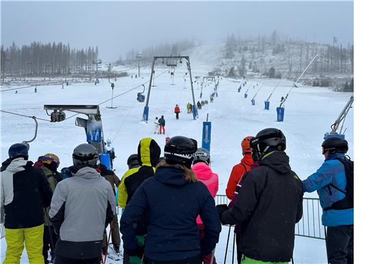 Zum erneuten Start der Skisaison ist der Skilift am unteren Hexenritt auf dem Wurmberg so gut besucht, dass sich längere Schlangen bilden. Die Wintersportler haben offenkundig darauf gewartet, wieder fahren zu können. Fotos: Eggers