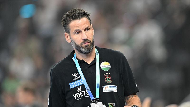 Magdeburg macht es deutlich - Blomberg-Lippe nervenstark Zum ersten Mal Supercup-Sieger als Trainer: Bennet Wiegert.