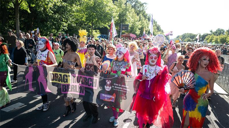 Ikkimel heizt CSD-Publikum am Brandenburger Tor ein Zum ersten Mal gab es beim Berliner Christopher Street Day in Berlin einen Drag March.