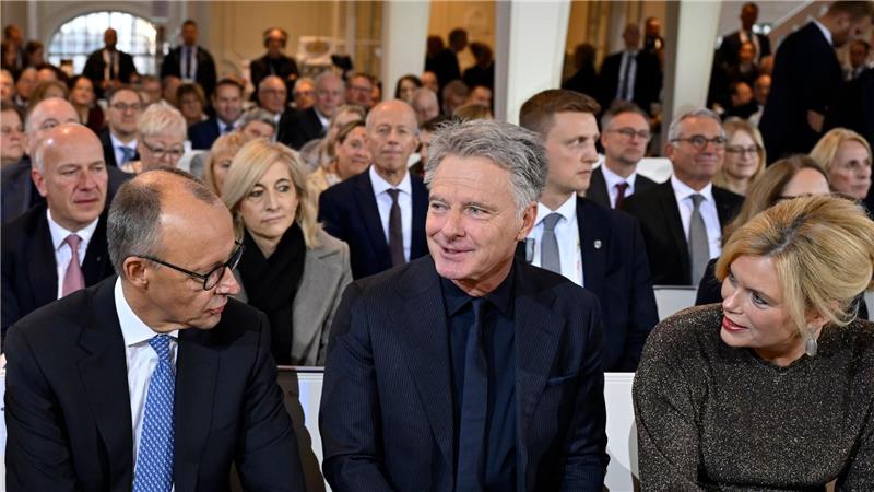 Promi-Paar Pilawa und Klöckner gemeinsam beim Einheitsfest Zum ersten Mal gemeinsam beim Einheitsfest: Bundestagspräsidentin Julia Klöckner (CDU) mit ihrem Lebensgefährten Jörg Pilawa (M.) - im Gespräch mit Bundeskanzler Friedrich Merz (CDU) in der Ludwigskirche.