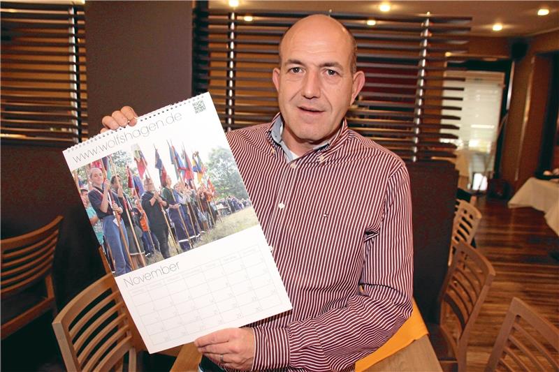 Zum ersten Mal hat der Fremdenverkehrsverein Wolfshagen einen Kalender mit Motiven vom Landeszeltlager der Niedersächsischen Jugendfeuerwehr aufgelegt. 2000 Exemplare werden den Zeltlager-Teilnehmern im ganzen Land zugestellt. Für den Vereinsvorsitzenden Marco Osmialowski ist das Souvenir auch ein gutes Marketinginstrument für den Ort. „Die Teilnehmer am Landeszeltlager sind die Urlaubsgäste von morgen“, sagt er. Foto: Ciszewski