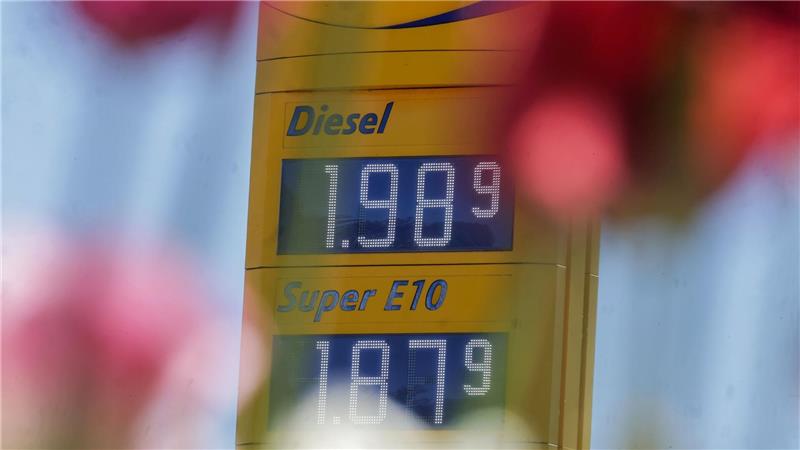 Zum ersten Mal seit Anfang März hat Diesel im bundesweiten Tagesdurchschnitt wieder weniger als 2 Euro gekostet. (Archivbild)