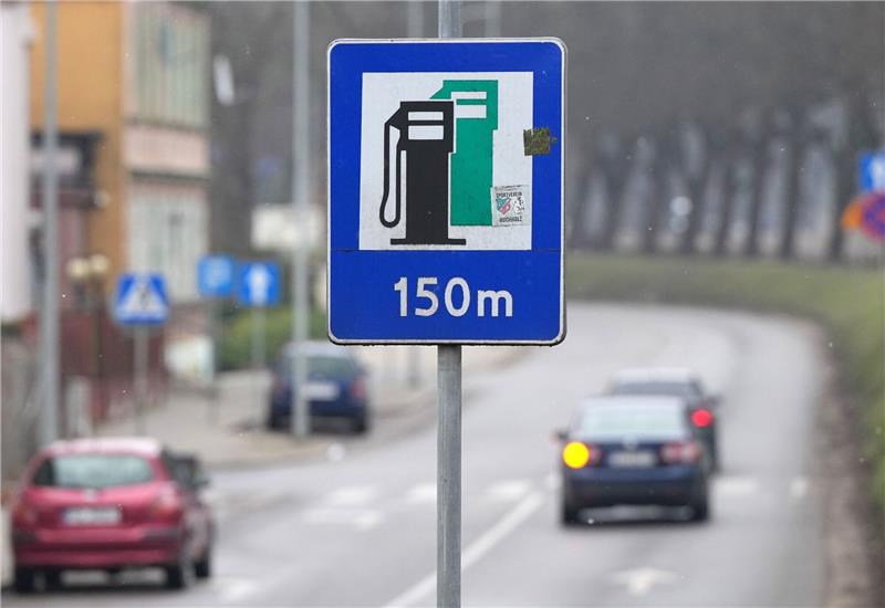 Zum ersten Mal seit Februar ist Diesel an deutschen Tankstellen wieder teurer als Superbenzin der Sorte E10.