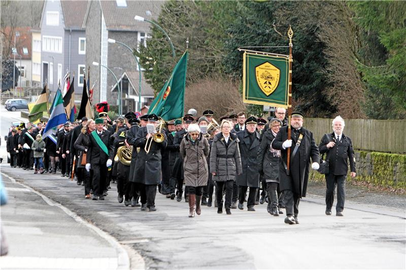 „Ein Bergdankfest genau wie früher“ in der Marktkirche Zum ersten Mal seit drei Jahren marschieren die Bergleute wieder durch Clausthal-Zellerfeld. Pastor Urs Ebenauer (kleines Bild) führt durch den Gottesdienst. Fotos: GZ-Archiv