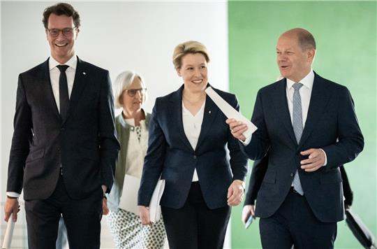 Zum ersten Mal wieder ohne Maske und Abstand: Bundeskanzler Olaf Scholz (SPD) mit Hendrik Wüst (CDU), Ministerpräsident von Nordrhein-Westfalen, und Franziska Giffey (SPD), der Regierenden Bürgermeisterin von Berlin, nach dem Bund-Länder-Treffen im Kanzleramt. Foto: Michael Kappeler dpa