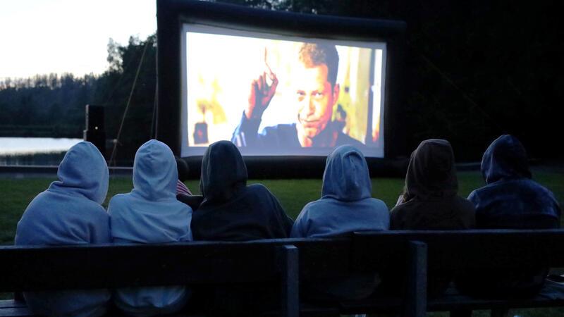 Location überzeugt bei Premiere des Open-Air-Kinos in Altenau Zum ersten Open-Air-Kino-Abend in Altenau läuft der Film „Honig im Kopf“ mit Til Schweiger.
