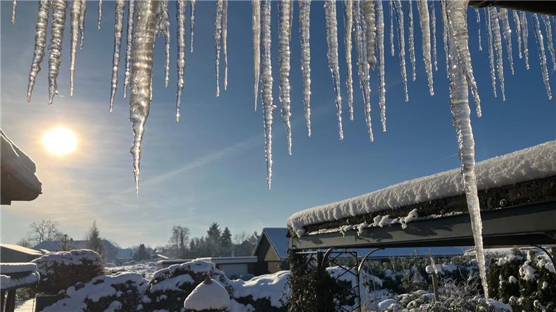 Klirrende Kälte, Eis und Schnee bringen Freude und Probleme Zum frostigen Winterwetter in Niedersachsen gesellt sich mancherorts die Sonne.
