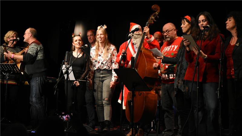 Alle Mitwirkenden versammeln sich auf der Bühne.