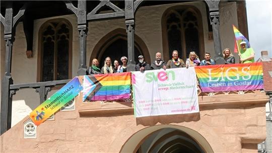 Zum internationalen Tag gegen Schwulen-, Lesben-, Bi- und Transsexuellenfeindlichkeit haben mehrere Gruppen das Goslarer Rathaus mit Regenbogenflaggen geschmückt. Foto: Hartmann