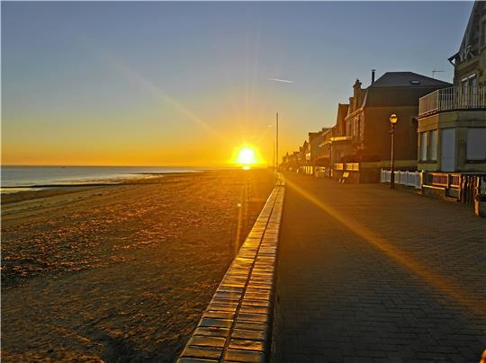 Zum letzten Kontakt waren Liebenburger Jugendliche 2019 nach Saint-Aubin-sur-Mer gefahren und konnten am Strand den Sonnenuntergang erleben. Foto: Papouin