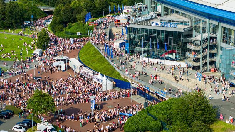 Zum offiziellen Einlass um 16.30 Uhr war der Andrang an der Veltins-Arena bereits groß. 