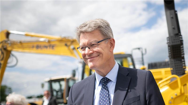 Umstrittene A20 - Start für Bauarbeiten in Niedersachsen Zum symbolischen Spatenstich reiste Bundesverkehrsminister Patrick Schnieder an.