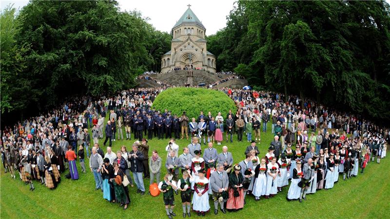 Bayern huldigt seinem „Kini“ Ludwig II. Zum traditionellen Gedenken an der Votivkapelle wurden auch Vertreter der Wittelsbacher erwartet. (Archivbild)