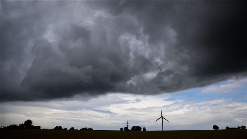 Zum verlängerten Wochenende ist in Niedersachsen und Bremen teils mit Gewitter zu rechnen. (Symbolbild)