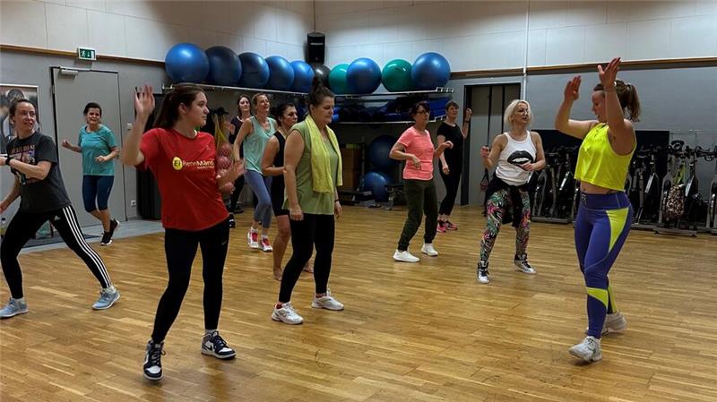 Zumba wird zu einem Mix aus Pop und lateinamerikanischer Musik getanzt.
