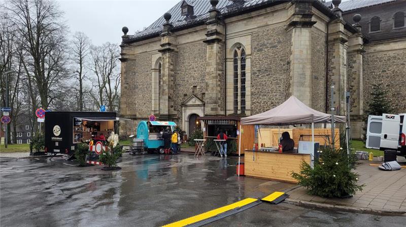 Zumindest am Freitag und am Samstagmittag ist vor St. Salvatoris fast nichts los. Das mag am schlechten Wetter liegen.