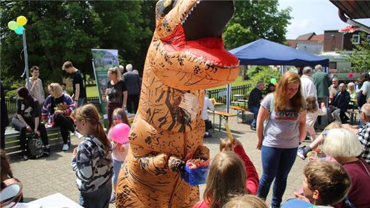 Zumindest die Drachen, die den Kindergarten St. Andreasberg besuchen, sind lieb und verteilen Eis an die Mädchen und Jungen.