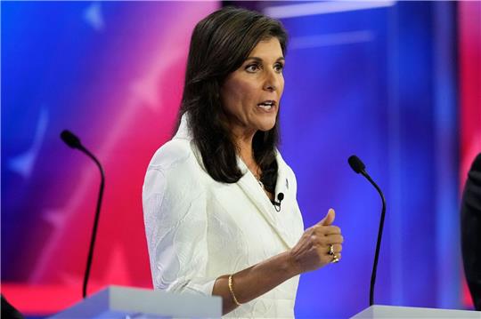 Zunächst galt sie mit Umfragewerten im niedrigen einstelligen Bereich als eher aussichtslos. In den vergangenen Wochen legte sie in Umfragen jedoch deutlich zu: Nikki Haley.