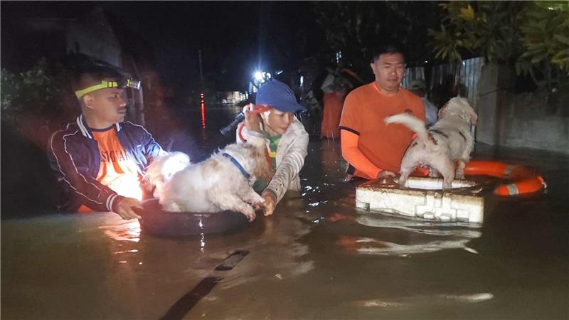 Zunächst hatte der Super-Taifun „Ragasa“ auf den Philippinen gewütet, nun ist „Bualoi“ auf Land getroffen.