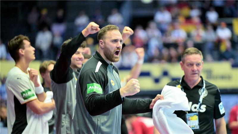 Zunächst nur Zuschauer: Torhüter Andreas Wolff unterstützt von der Seitenlinie.