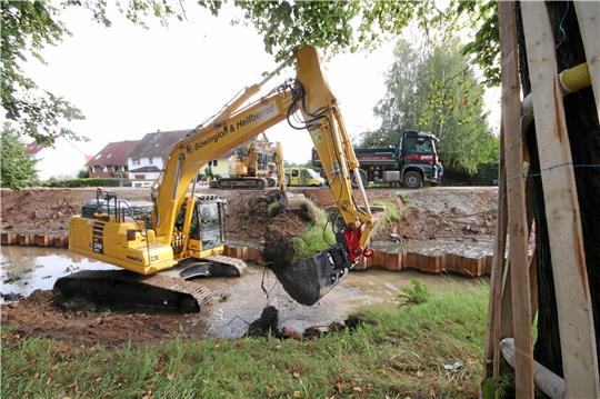 Zur Aufweitung der Nette in Rhüden laufen derzeit die Arbeiten im Gewässer. Insgesamt werden die Baumaschinen rund 15.000 Kubikmeter Aushub aus Flussbett und Böschung holen. Foto: Gereke