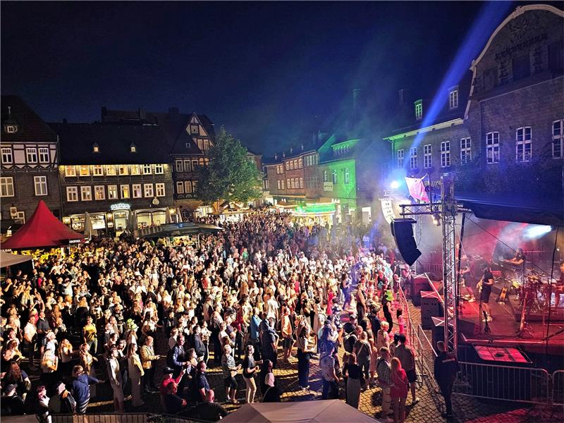 Altstadtfest Goslar: Party satt bei heißem Sommerwetter Zur Band Jetlags tanzt am Samstagabend der komplette Marktplatz. Foto: Sowa