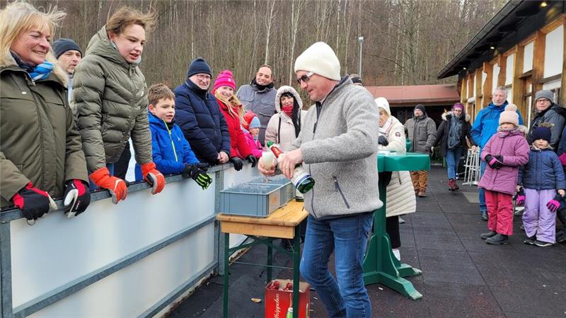 Zur Begrüßung des neuen Jahrs lässt Eisbahn-Betreiber Andreas Richter die Korken knallen.