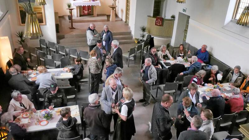 Zur Einweihung der neuen alten Kapelle kommen im Mai 2023 viele Gäste.