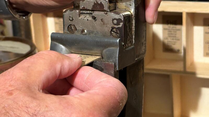 Zur Erinnerung: Jede Besucherin und jeder Besucher der Jubiläumsfeierlichkeiten erhält eine Jubiläumsfahrkarte, die er an einer historischen Standmaschine der Südharzeisenbahn abknipsen kann.