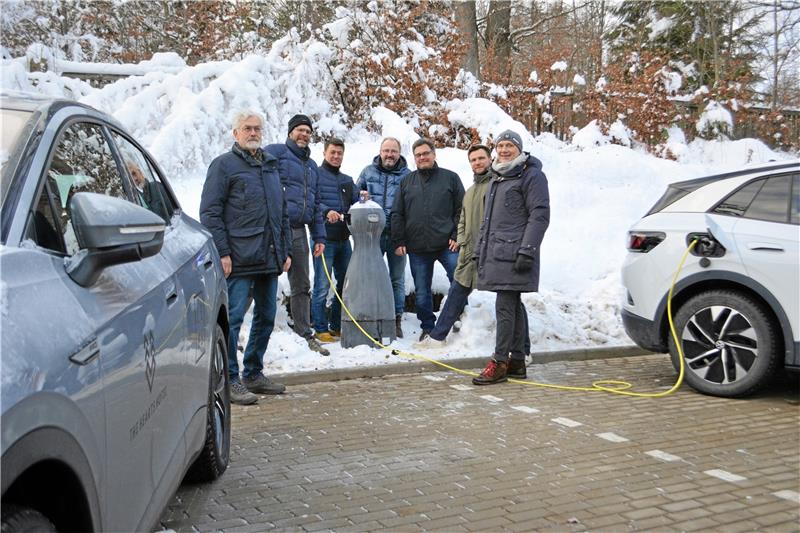 Braunlager Hotel eröffnet E-Tankstelle mit zwölf Säulen Zur Eröffnung der Ladestationen am „The Hearts Hotel“ kamen (v.l.n.r.) Ortsvorsteher Albert Baumann, Jens Eickelmann von der verantwortlichen Mobilitätsfirma, Hoteleigentümer Ralph Hesse, Marc Sander vom beteiligten Elektrounternehmen, Bürgermeister Wolfgang Langer, Hauke Lattmann von der zuständigen Baufirma und Hotel-Geschäftsführer Meik Lindberg. Foto: Renz-Gabriel