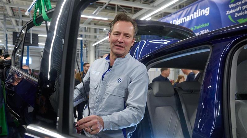 Zur Eröffnung der neuen Linie demontiert VW-Vorstand Thomas Schäfer die Tür eines gebrauchten Golfs.
