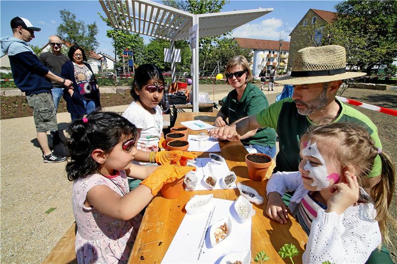Zur Eröffnung des Brommi-Parks konnten Kinder ihre eigenen Pflanzen eintopfen. Foto: Epping