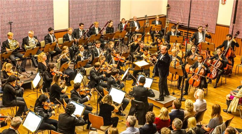Zur Eröffnung des Festivals musiziert die NDR-Radiophilharmonie, der Sender zeichnet das Konzert auf.