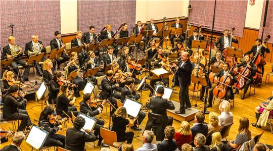 Zur Eröffnung des Festivals musiziert die NDR-Radiophilharmonie, der Sender zeichnet das Konzert auf.