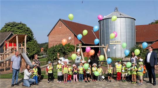 Zur Eröffnung des neuen Spielplatzes in Hahausen lassen die Kindergartenkinder Ballons in die Luft steigen.