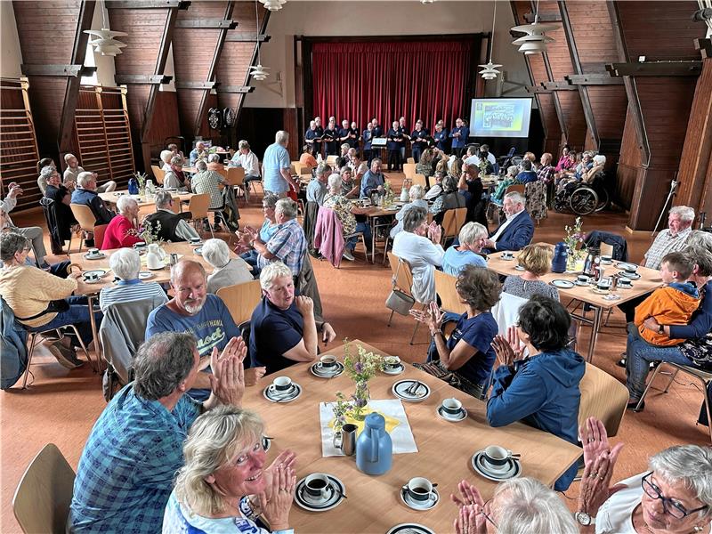 Göttingeröder wissen, wie man anständig feiert Zur Kaffeetafel tritt auch der Männergesangverein (im Hintergrund) auf, der sein Konzert auch zu einer kleinen Zeitreise durch 75 Jahre Vereinsgeschichte macht. Inklusive einer Bilderreihe aus vergangenen Tagen. Foto: Schlegel