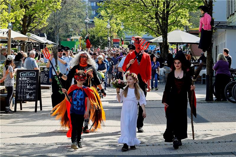 Walpurgis in Hahnenklee – fast wie ein Sommermärchen Zur Kinderwalpurgis flanieren Mini-Teufel und Mini-Maienkönigin über die Rathausstraße. Foto: Epping