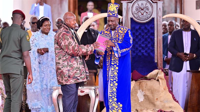 Zur Krönung kam auch der ugandische Präsident Yoweri Museveni.