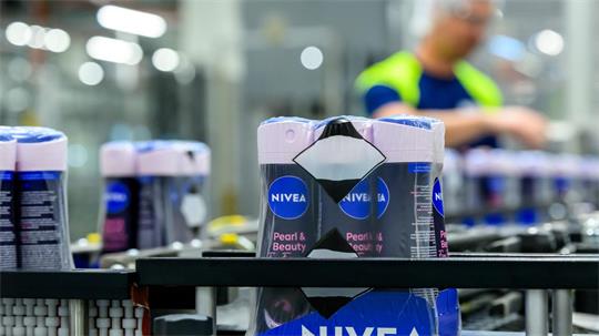 Zur Marke Nivea gehören etwa Deodorants. (Archivbild)