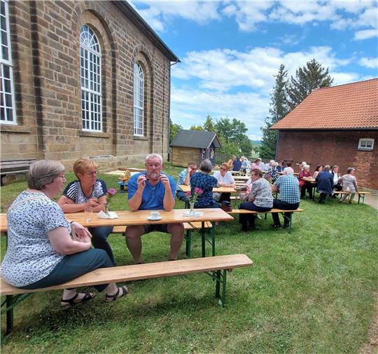 Zur Mittagszeit treffen sich die Bredelemer Gemeindemitglieder zu Gespräch, Gegrilltem und Getränk vor dem Gemeindehaus. Fotos: Jelinski