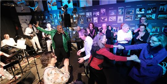 Zur Musik der Band Soultizer mit dem Goslarer Klaus Wittig und der Stimmungskanone, dem Sänger David A. Tobin, bleibt die Tanzfläche in der Museumsdäle nicht leer.