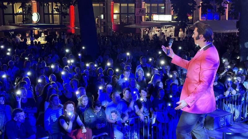 Zur Open-Air-Summernight des Kulturklubs kommen am Freitag 1500 Menschen in den Badepark, um Elvis-Imitator Oliver Steinhoff zu erleben.