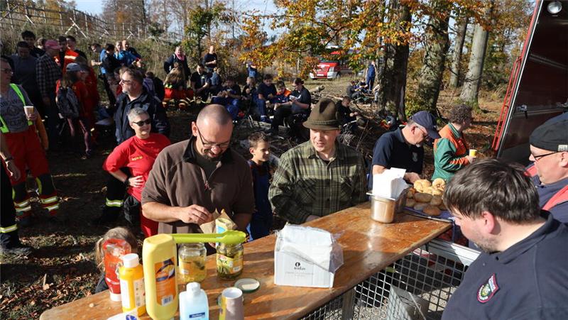 Pflanzaktion im Harz zum Langelsheimer Feuerwehr-Jubiläum Zur Pflanzaktion gehört natürlich auch eine Verpflegungspause zur Stärkung für die Teilnehmer.