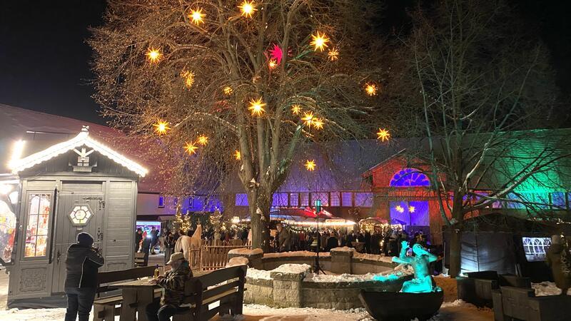 Es leuchtet bald wieder: Im Harzburger Gestüt zieht der Advent ein Zur Premiere 2023 zeigt sich „Advent im Gestüt“ nach Schneefall besonders stimmungsvoll.