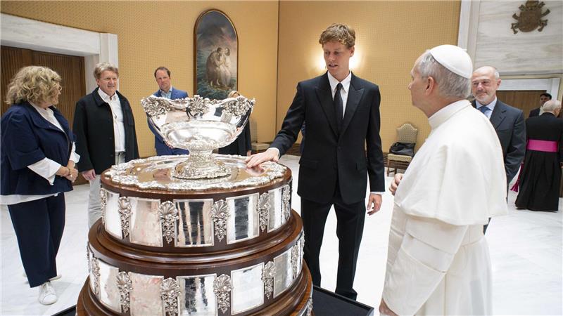 Papst Leo empfängt Tennisstar Sinner - „Wollen Sie spielen?“ Zur Privataudienz bei Papst Leo XIV. brachte Tennisstar Stinner den Pokal für den Davis-Cup-Sieg mit.