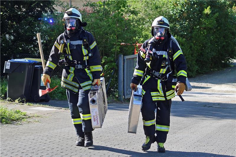Feuer auf Gut Grauhof: Feuerwehr übt Rettung und Löschen Zur Rettung der Menschen in dem Gebäude gehen die Feuerwehrkräfte mit Atemschutzmasken hinein. Fotos: Epping