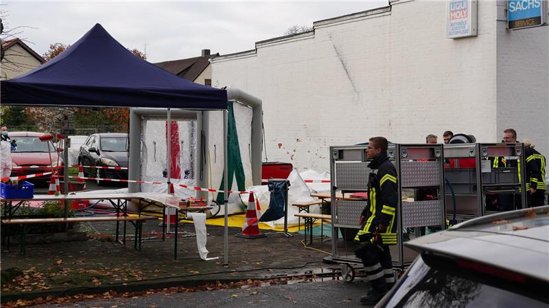 Die Feuerwehr hat in Schöppenstedt eine Dekontaminationsstrecke eingerichtet – für den Fall, dass die Einsatzkräfte mit den Chemikalien in Kontakt kommen.