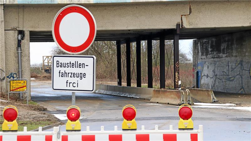 Stahlträger stützen eine marode Brücke.